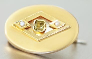 Antike Brosche Gold 750 mit Peridot Perlen kleine 18 Kt. Goldbrosche um 1870