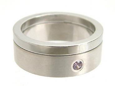 Massiver Ring in Edelstahl mit lila Zirkonia - Bandring - Solitärring