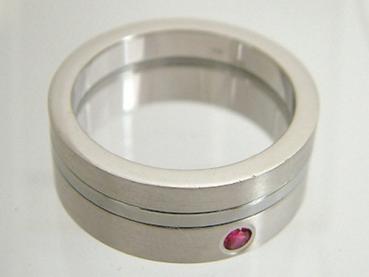 Massiver Bandring in Silber 925 mit rubinfarbenem Zirkonia - Silberring - Ring